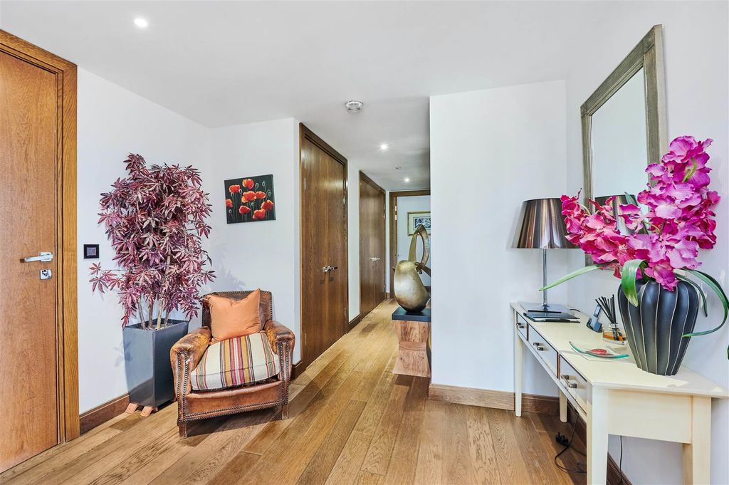 Property photo 3 of 10 Hallway.Jpg