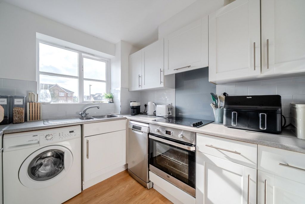 Property photo 3 of 12 Kitchen