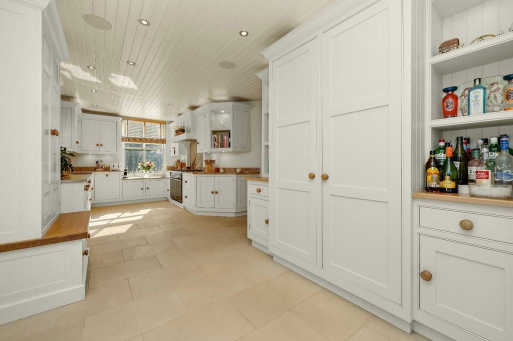 Property photo 2 of 17 Kitchen