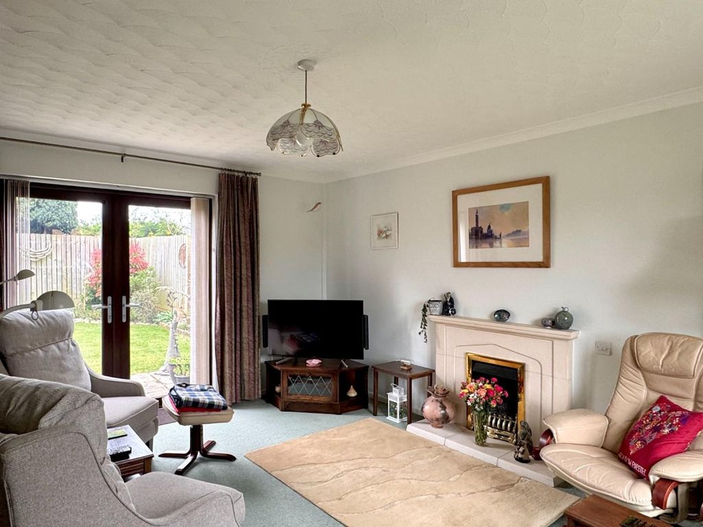 Property photo 3 of 23 Lounge