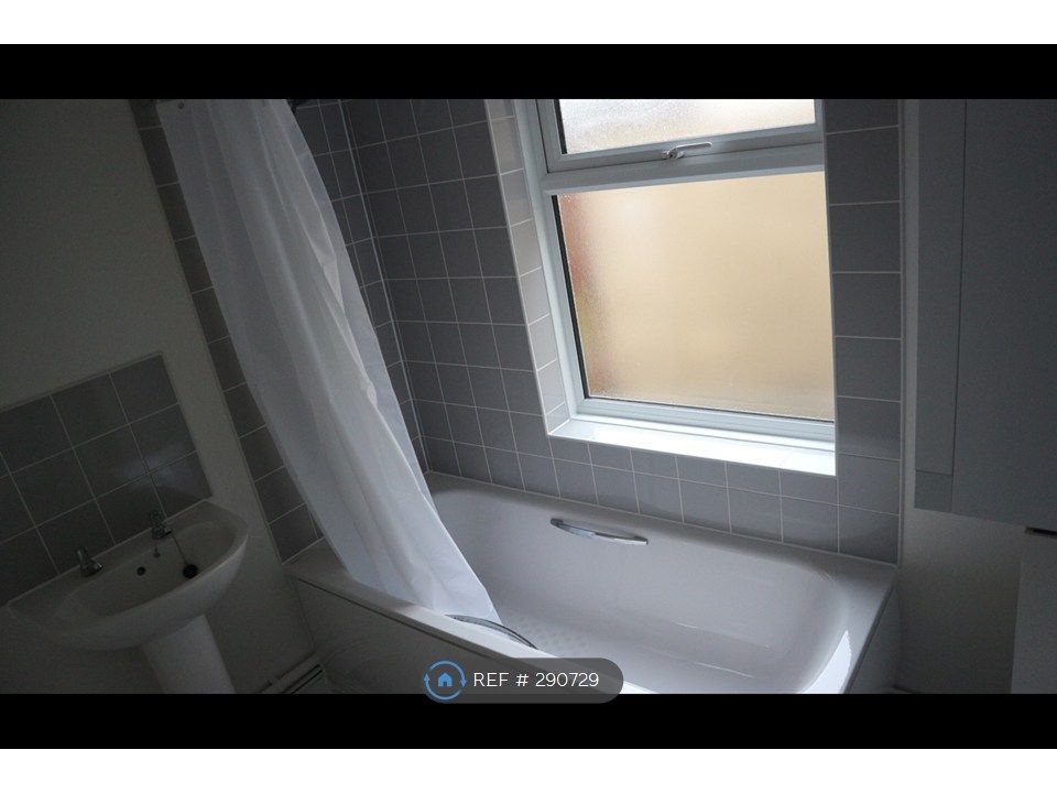 Property photo 2 of 10 Bathroom