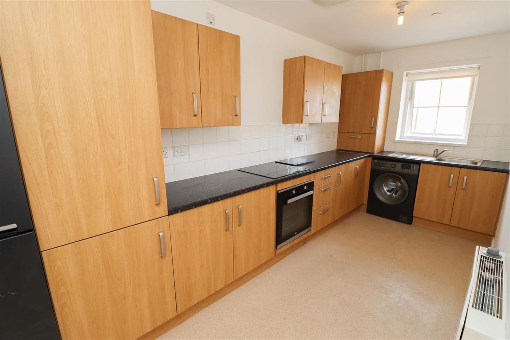 Property photo 3 of 11 Kitchen