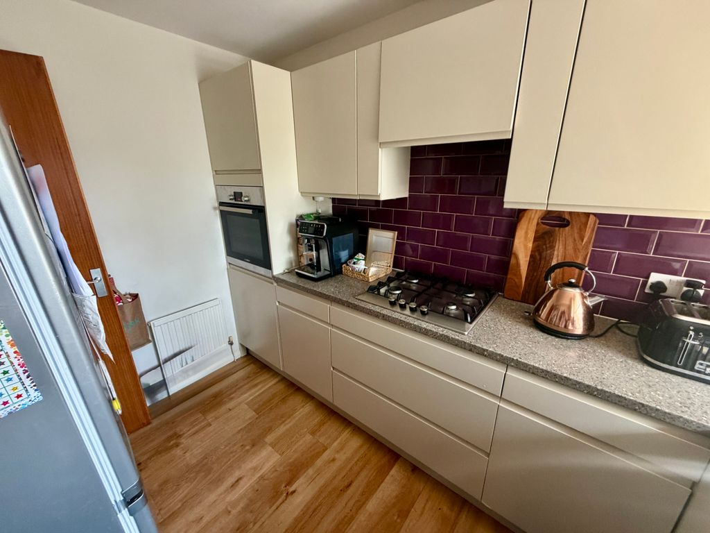 Property photo 2 of 10 Kitchen Alt