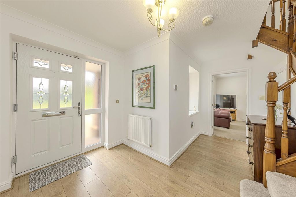 Property photo 2 of 46 Entrance Hall