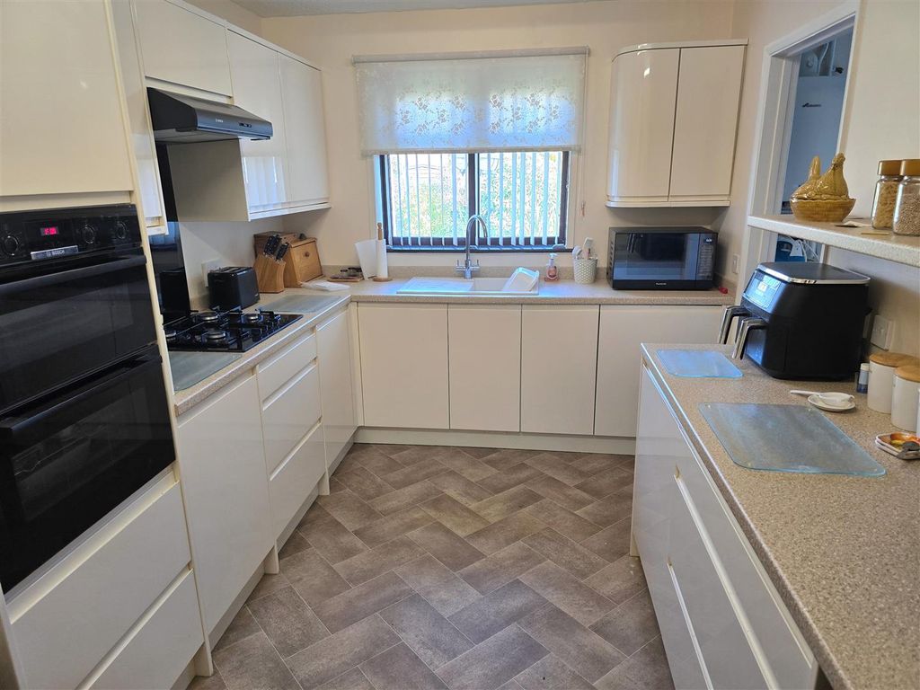 Property photo 3 of 11 Kitchen