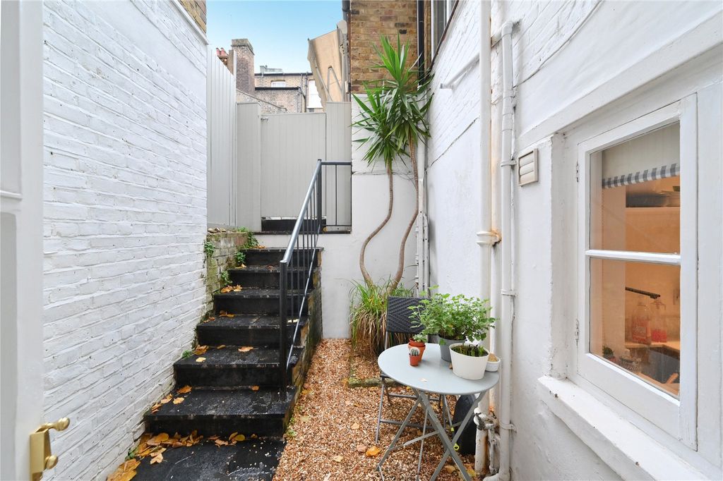 Property photo 3 of 12 Outside Space