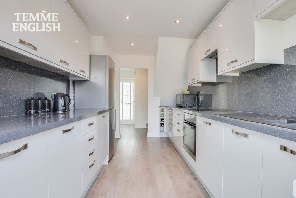 Property photo 2 of 21