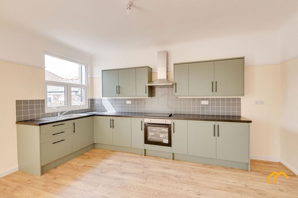 Property photo 2 of 40