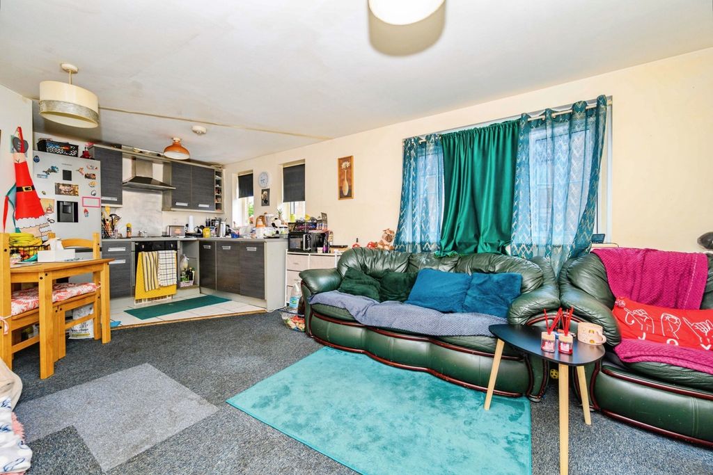Property photo 3 of 11 Lounge