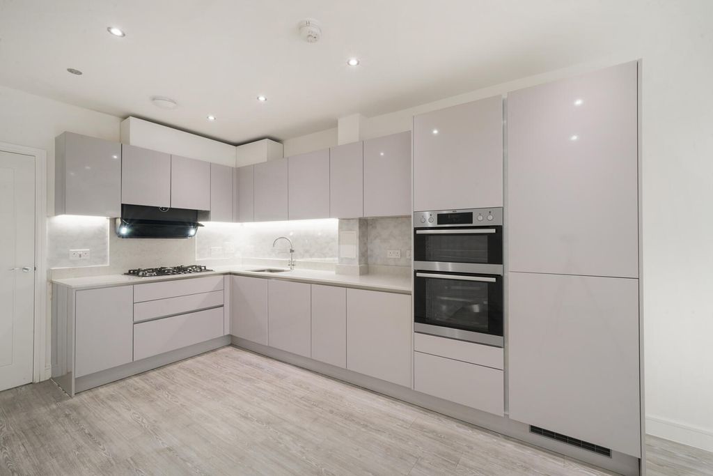 Property photo 3 of 22 Kitchen