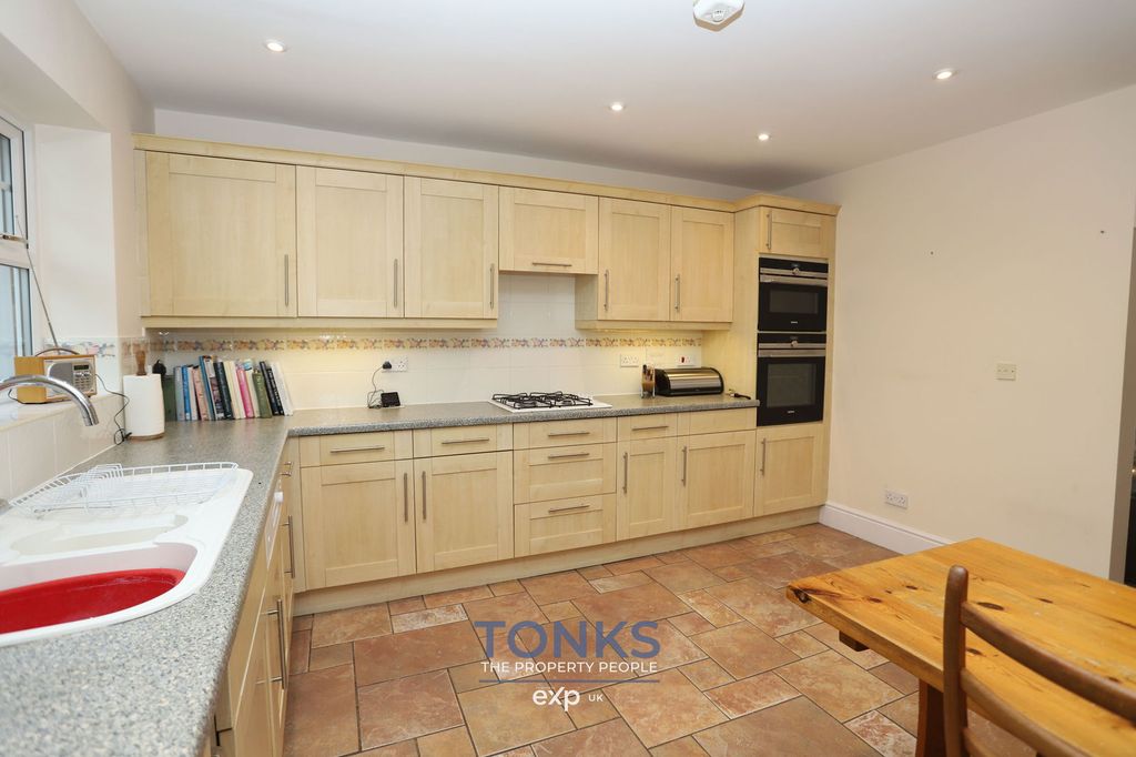Property photo 3 of 28