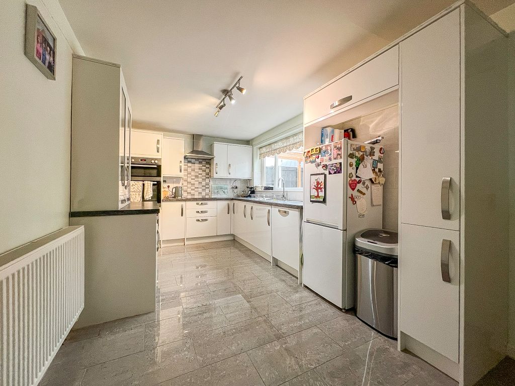 Property photo 3 of 17 Kitchen