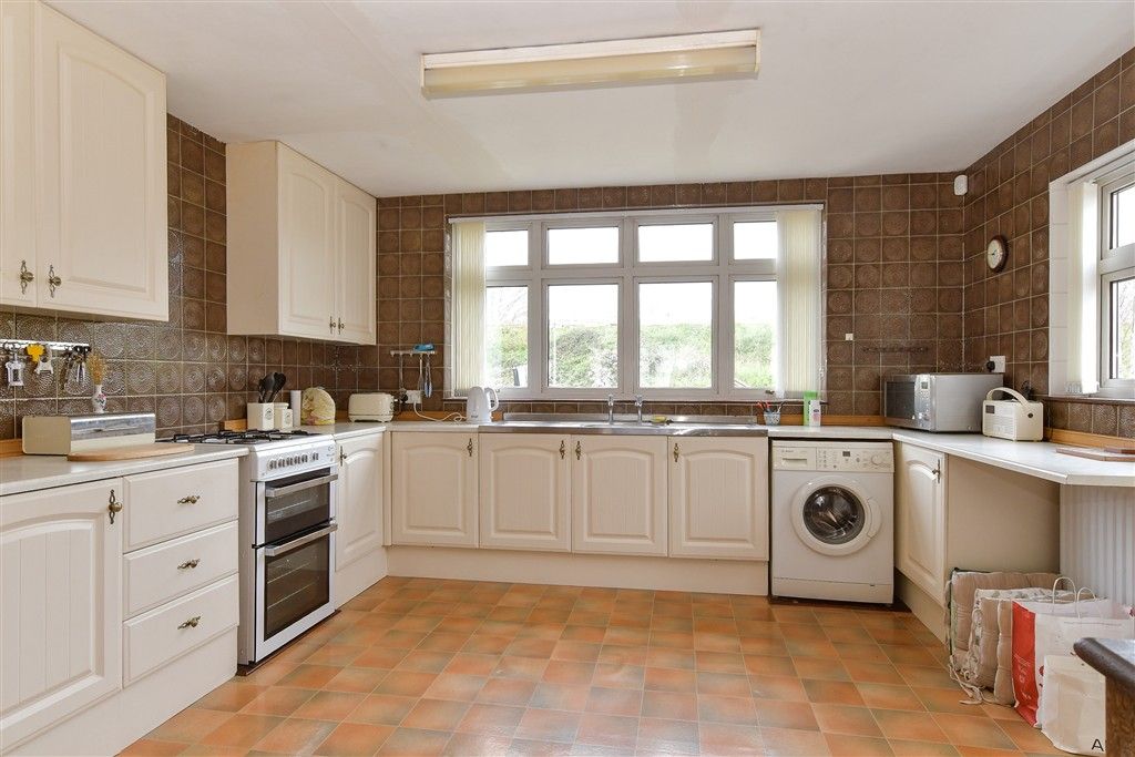 Property photo 3 of 9 Kitchen/Dining Area