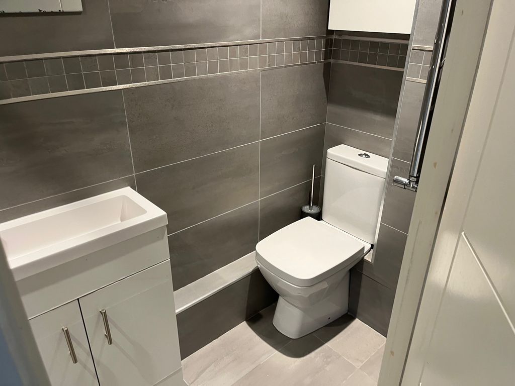 Property photo 3 of 9 Bathroom 2