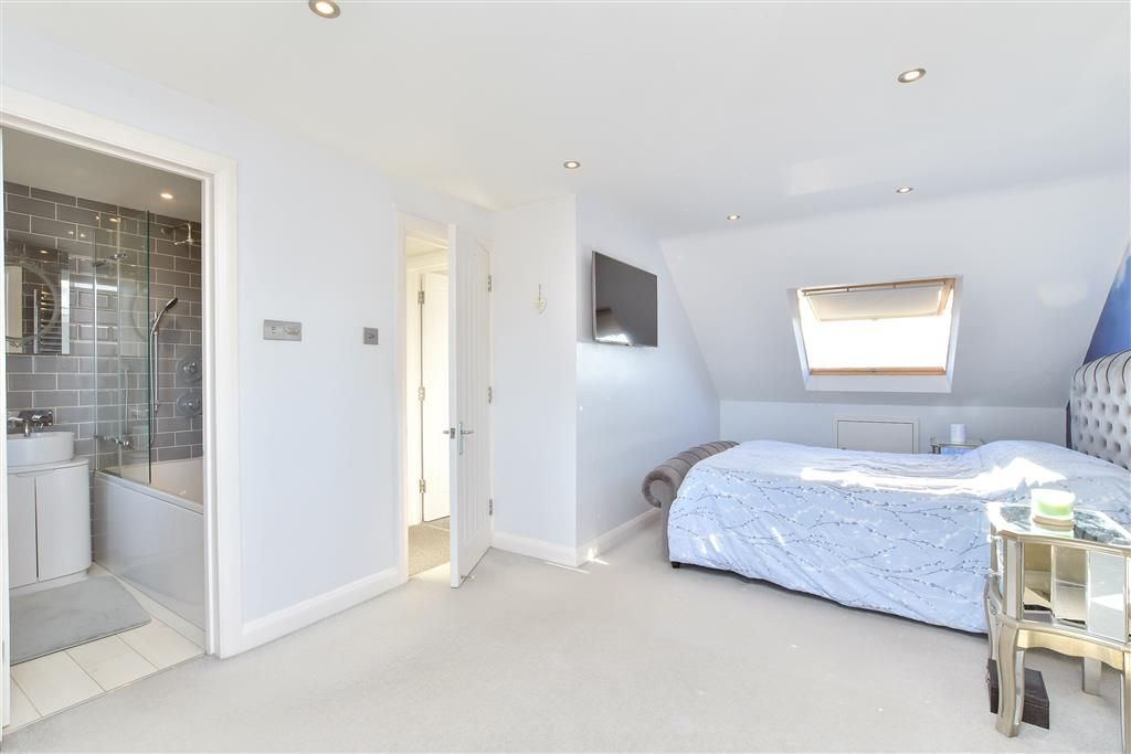 Property photo 3 of 10 Entrance Hall