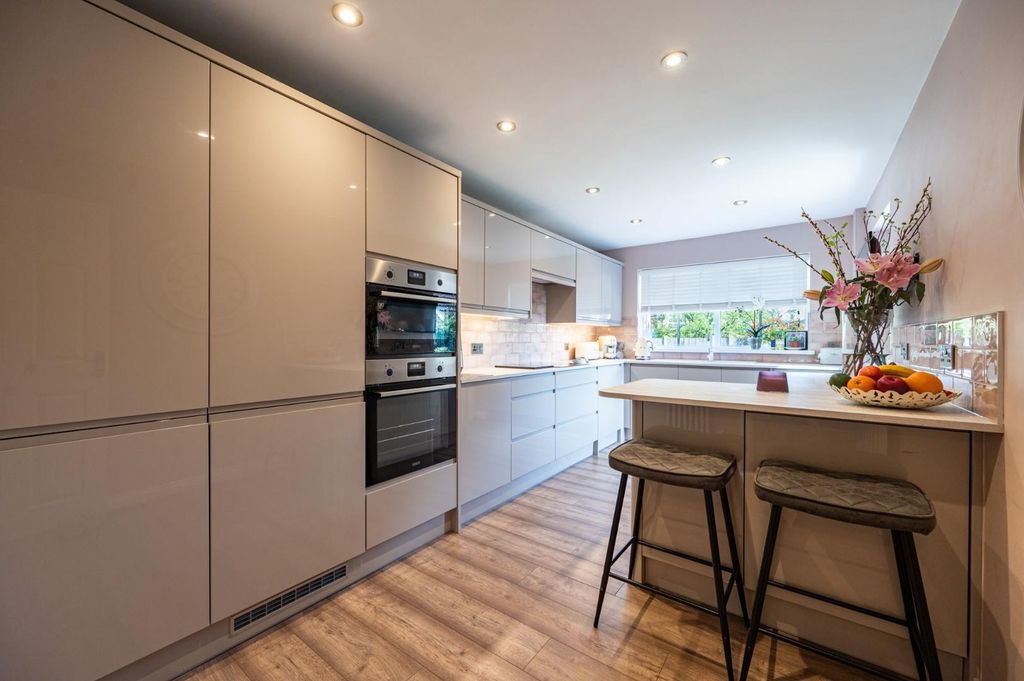 Property photo 2 of 23 Kitchen/Breakfast Room