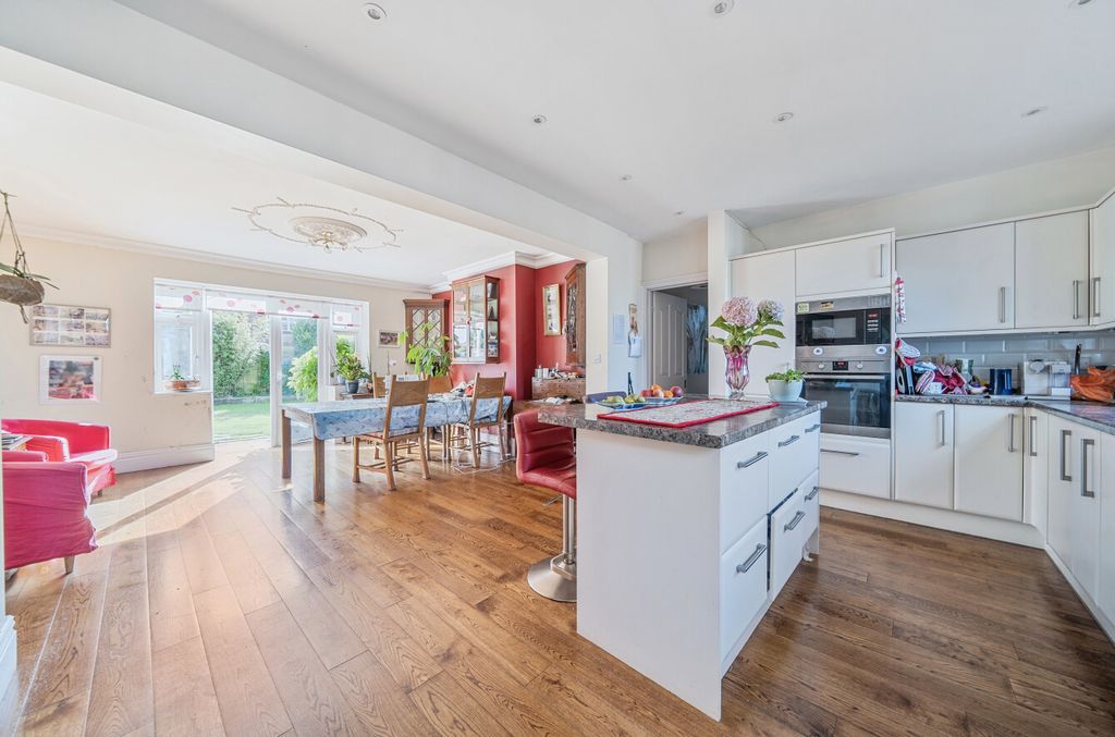 Property photo 2 of 15 1360609-15-68dab4...