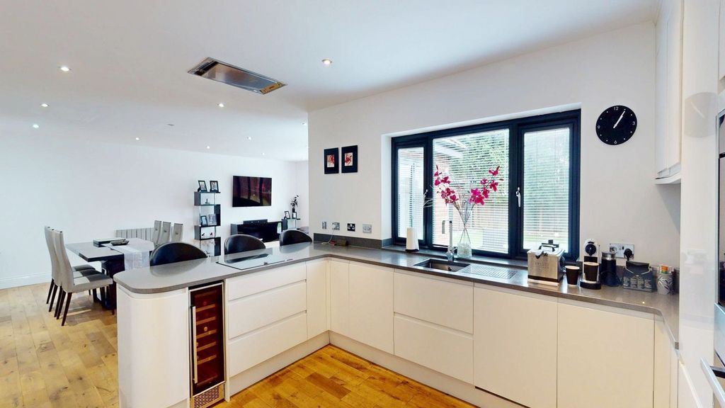 Property photo 3 of 18 Kitchen