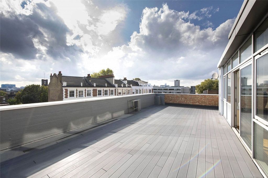 Property photo 3 of 14 London Fields, E9