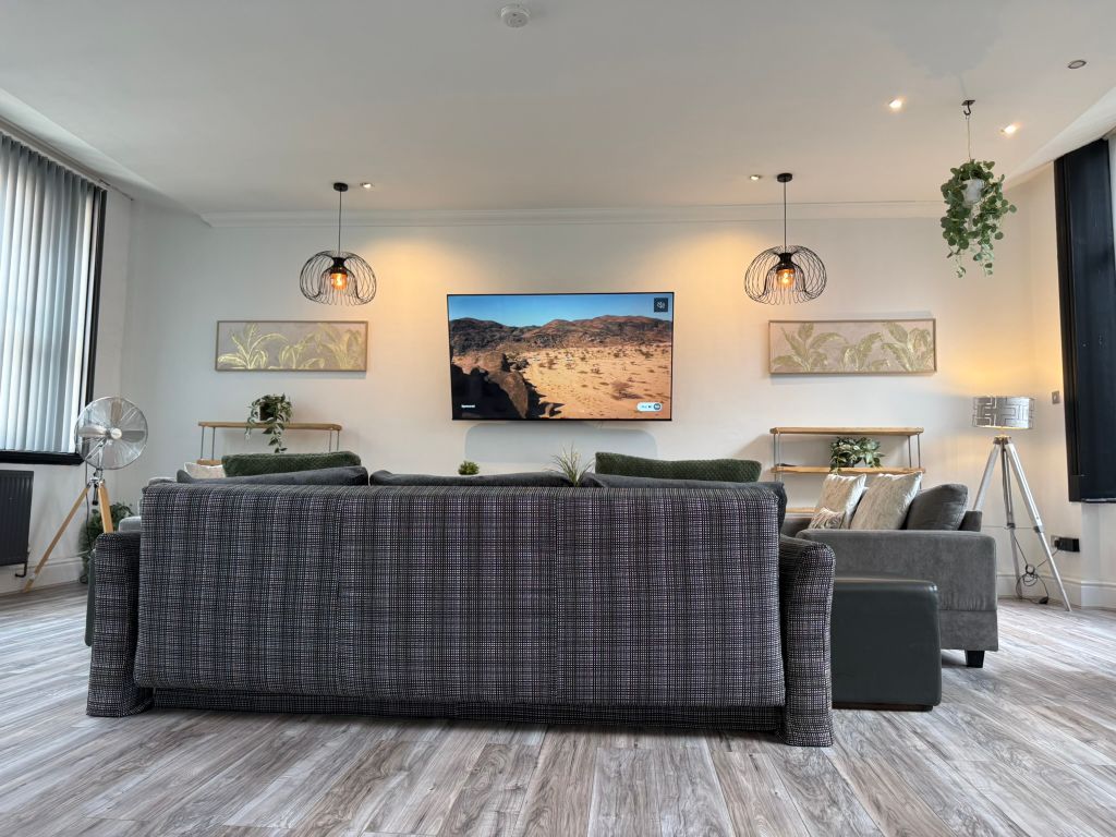 Property photo 3 of 25 Lounge 75" TV