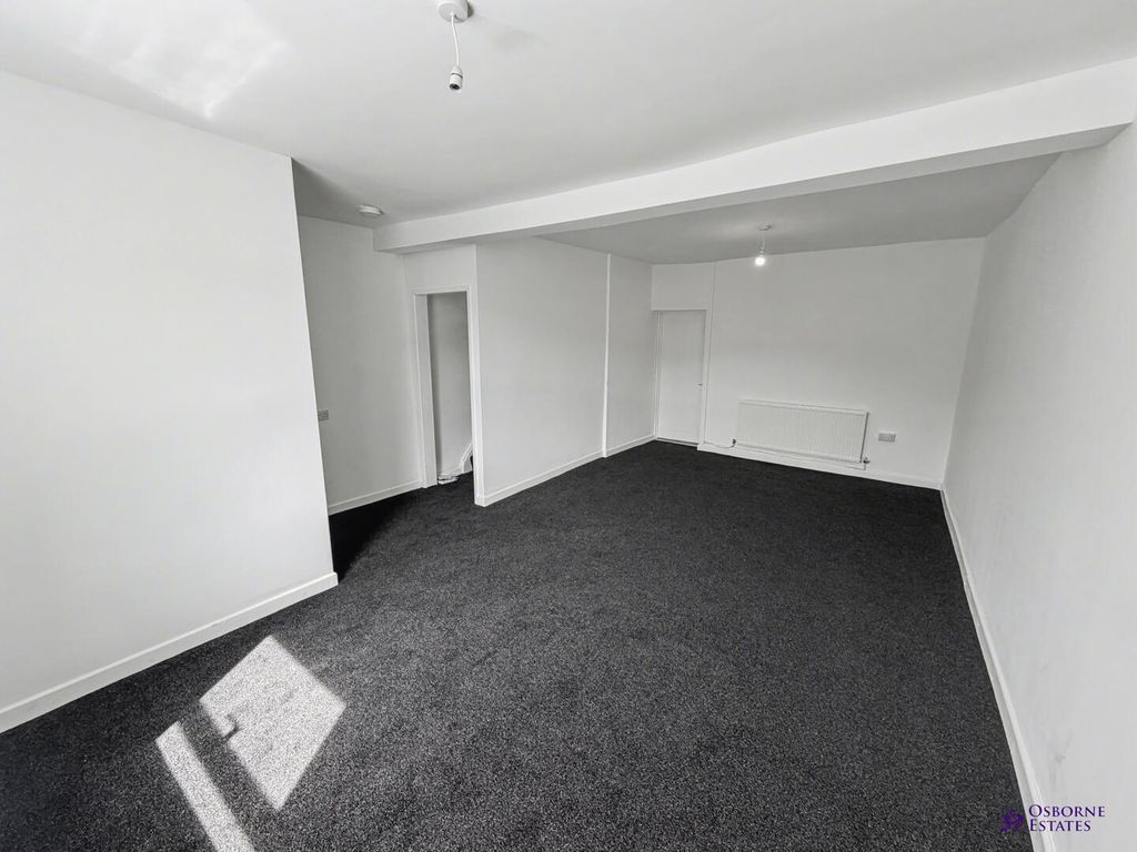 Property photo 3 of 18 Living Room
