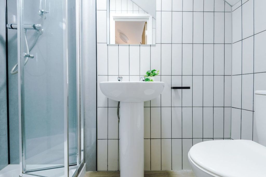 Property photo 3 of 6 Shf10 - Bathroom