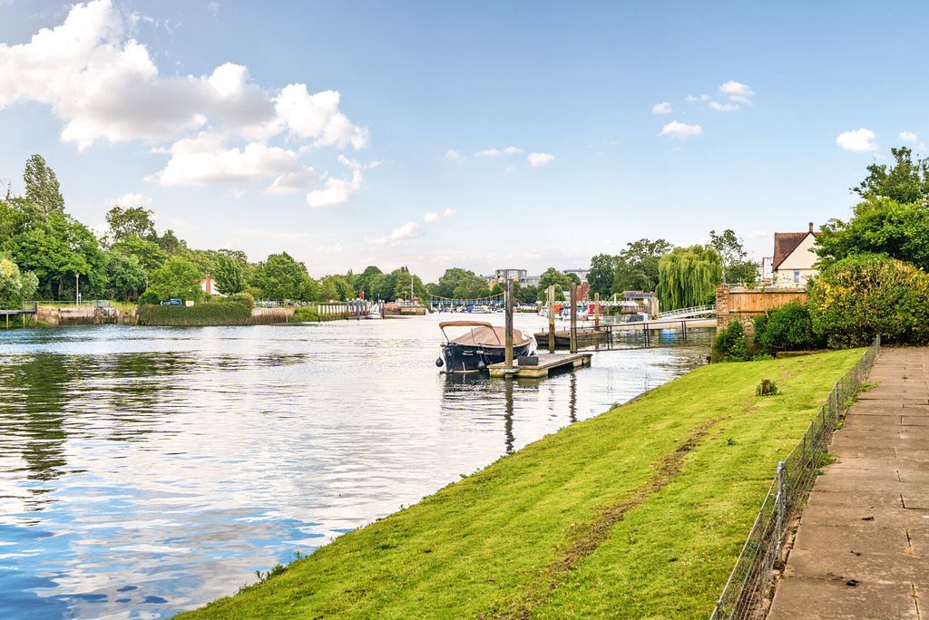 Property photo 2 of 13 Riverside