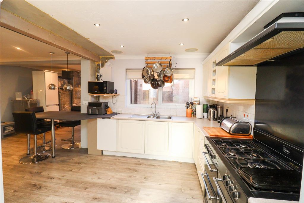 Property photo 3 of 18 Kitchen