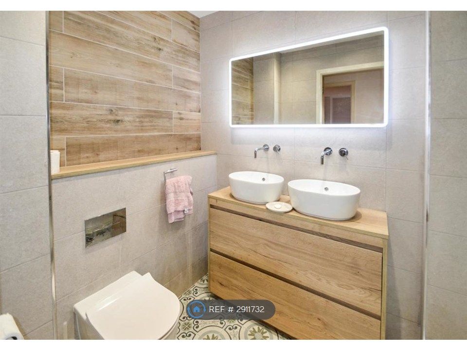 Property photo 2 of 11 Bathroom