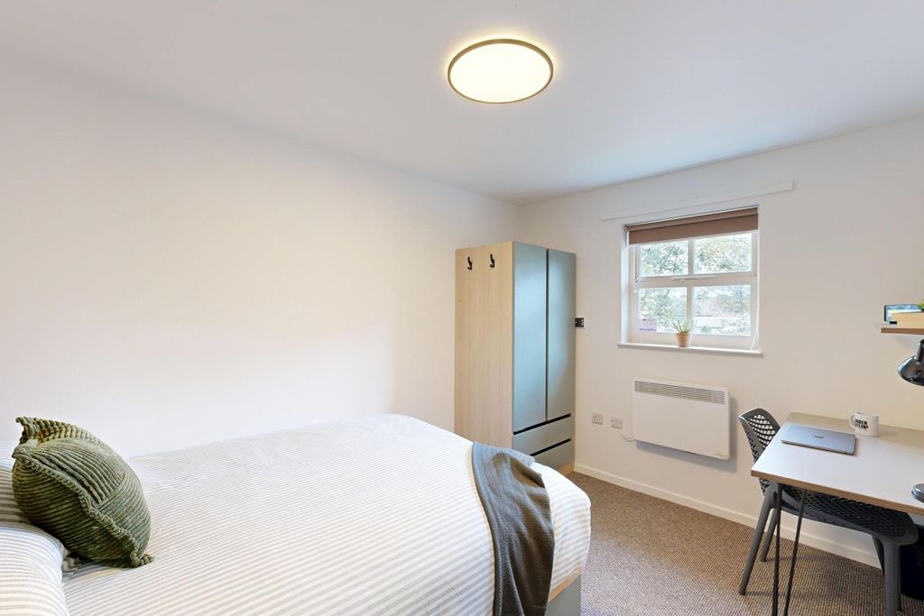 Property photo 2 of 20 Bright, Neatly Presented Double Bedroom With A Com...