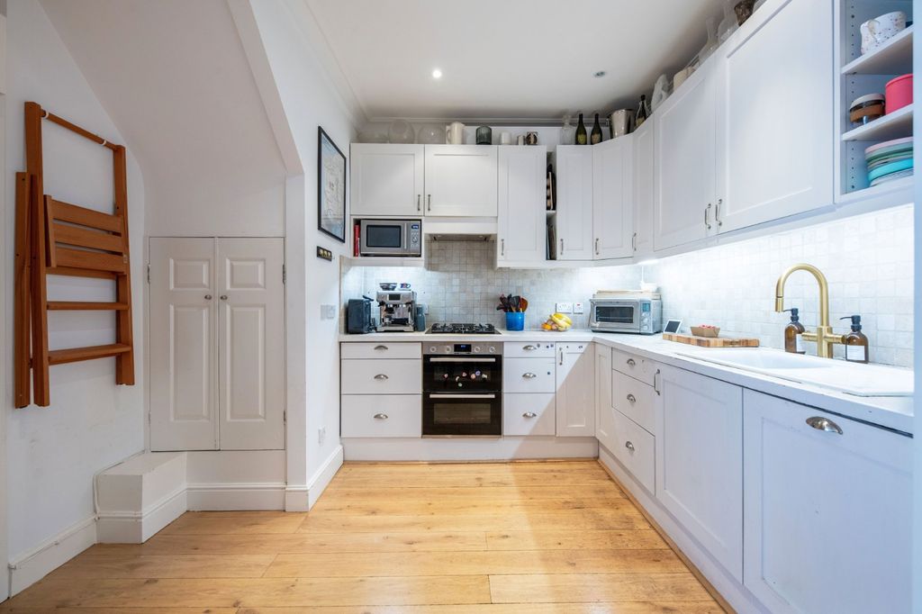 Property photo 3 of 11 Kitchen