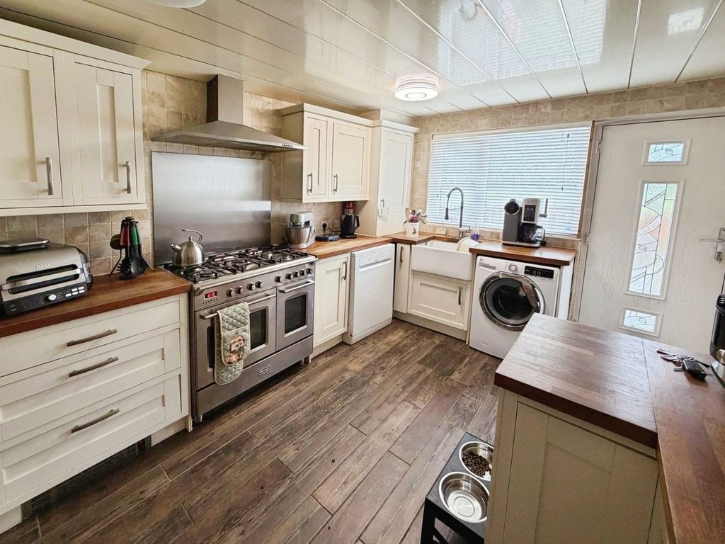 Property photo 2 of 17 Kitchen