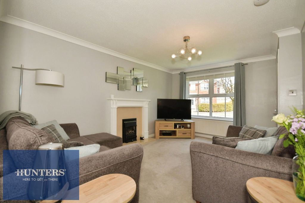 Property photo 3 of 19 Lounge