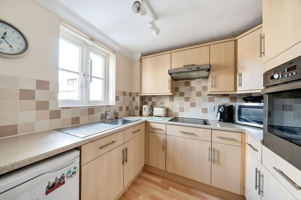 Property photo 3 of 12 Kitchen