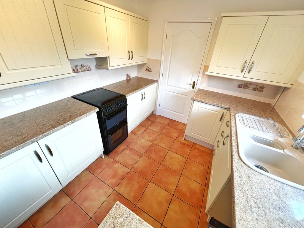 Property photo 3 of 10 Kitchen