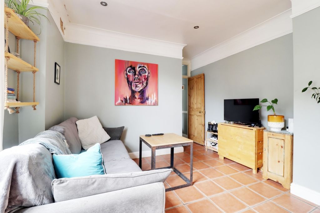 Property photo 2 of 10 Lrg_Img_2952-Img_2954