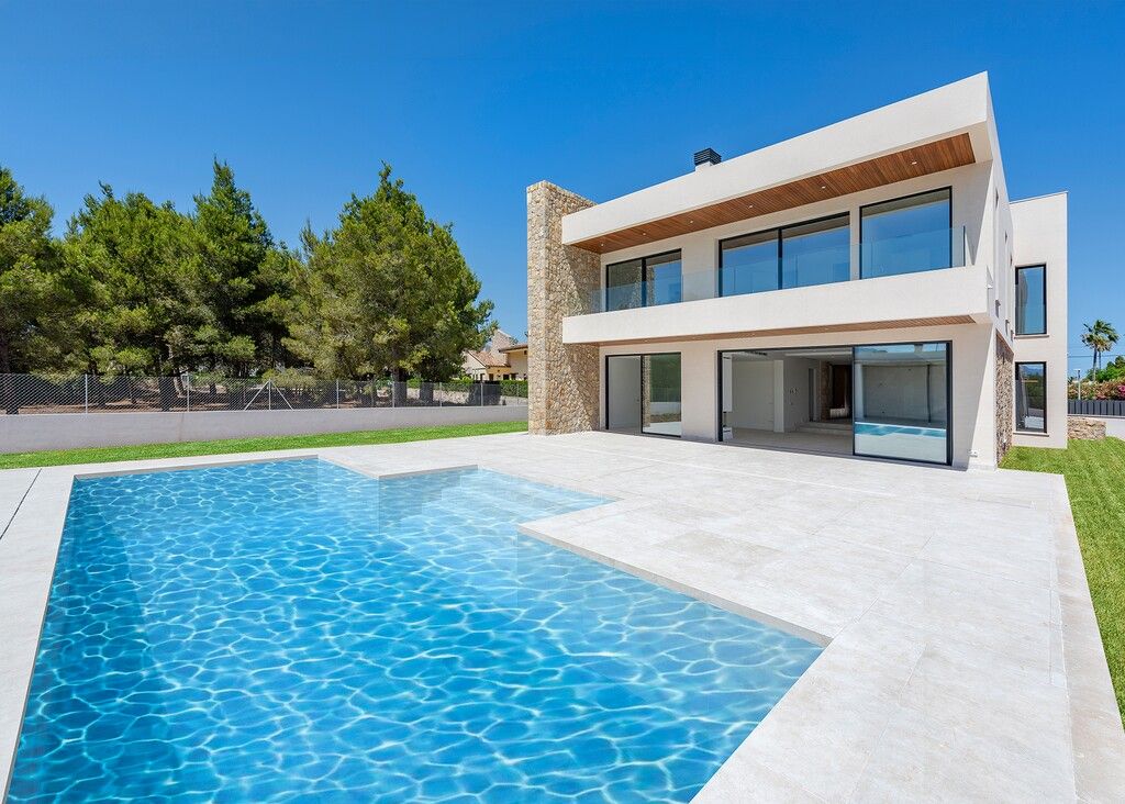 Property photo 1 of 20 Swimming Pool