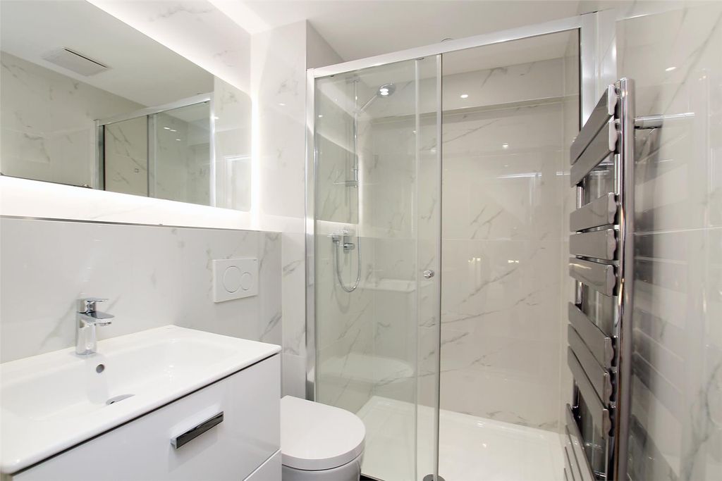Property photo 3 of 7 Bathroom
