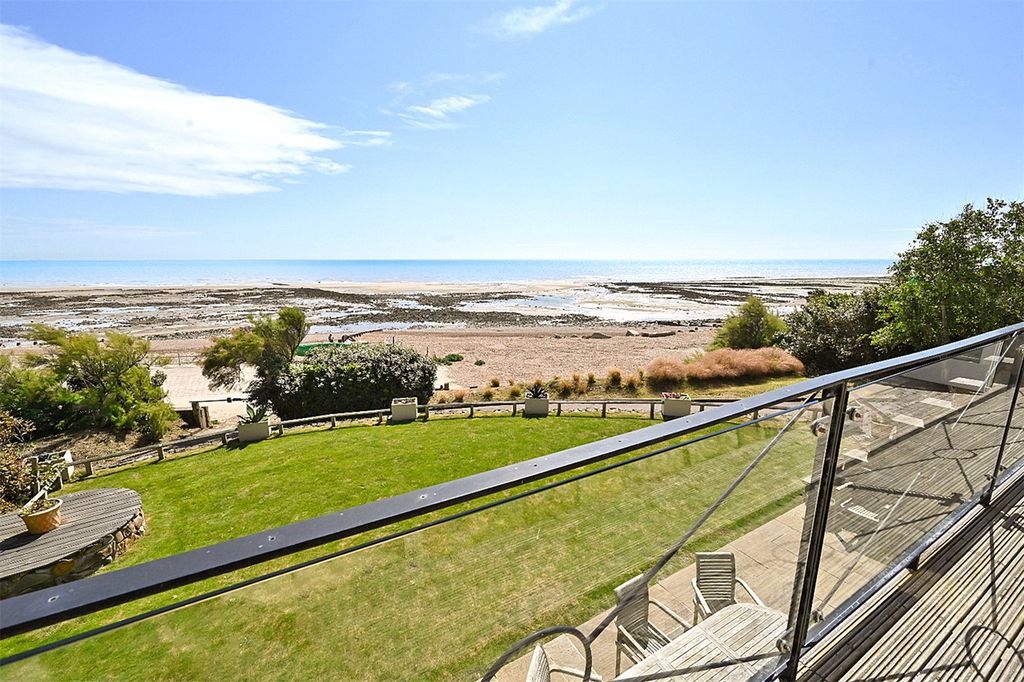 Property photo 2 of 15 Upper Terrace