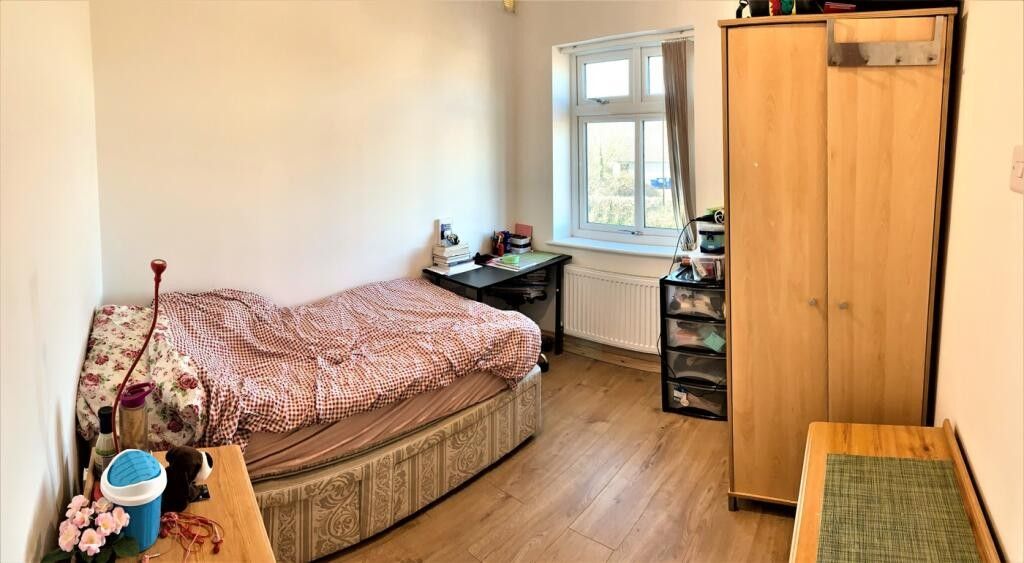 Property photo 1 of 12 Cozy Double Bedroom Featuring A Comfortable Bed An...