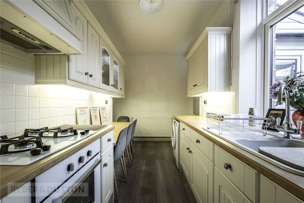 Property photo 3 of 21 Kitchen