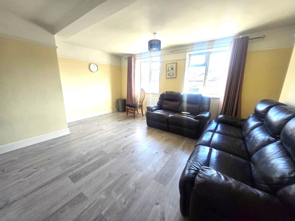 Property photo 1 of 3