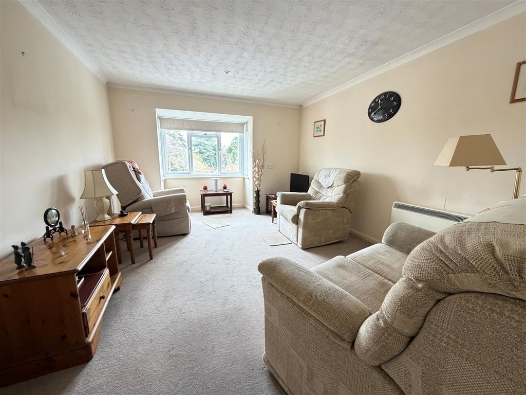 Property photo 1 of 13 Living.Jpg