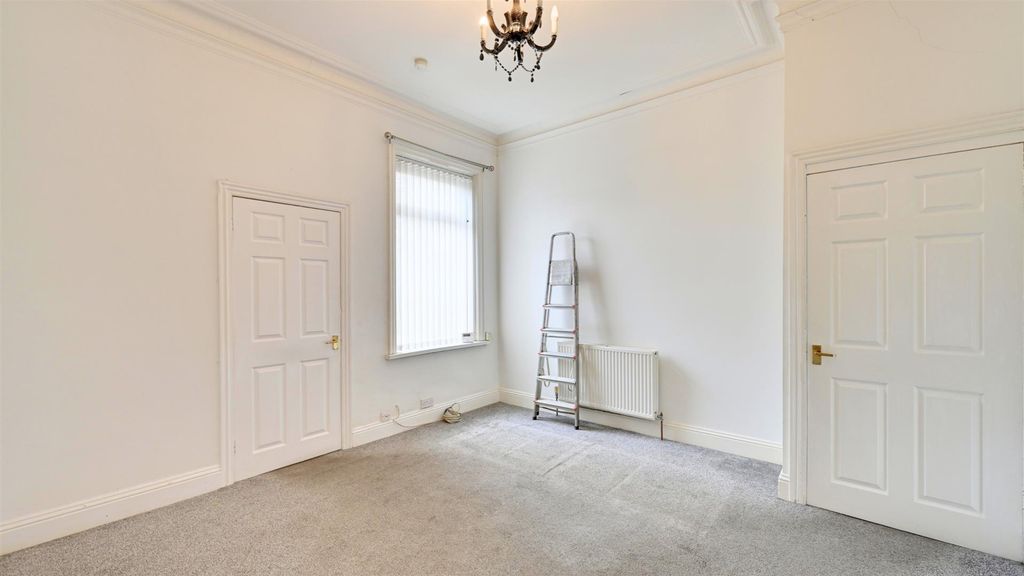 Property photo 3 of 15 Lounge