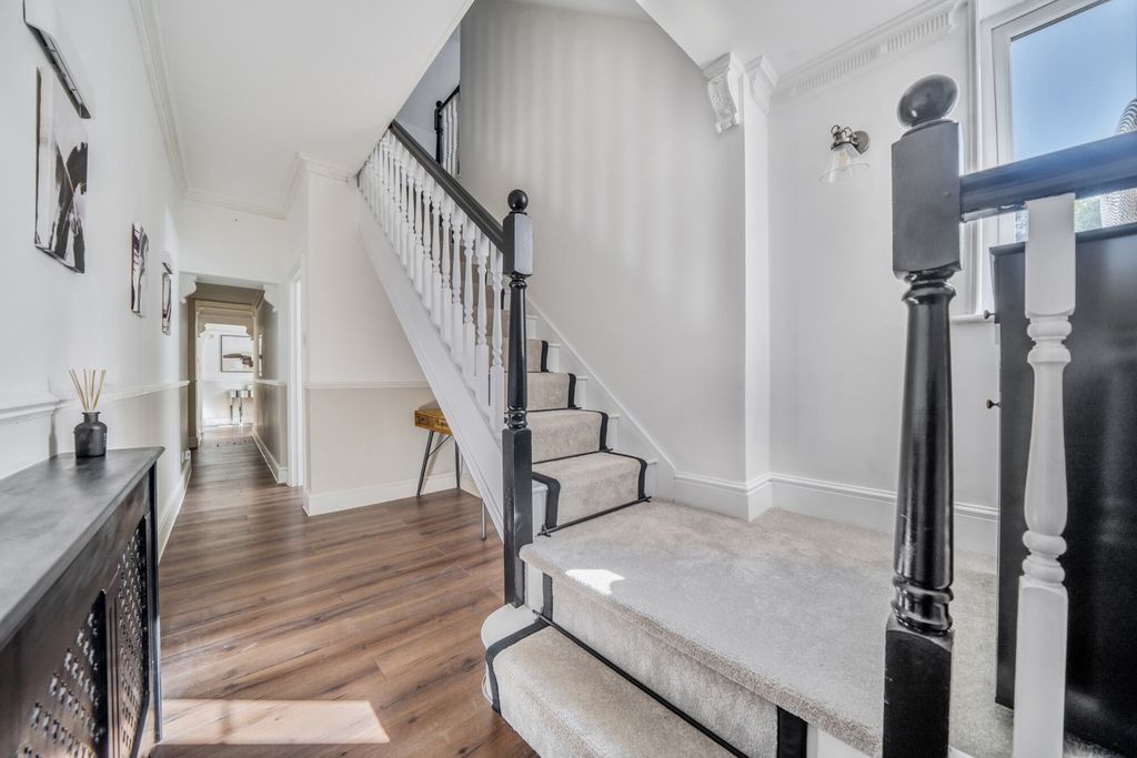 Property photo 3 of 18 Hallway