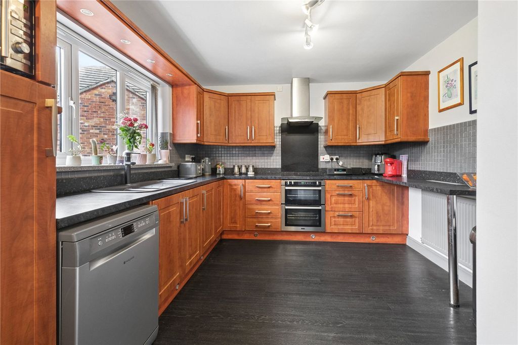 Property photo 2 of 15 Picture No. 32
