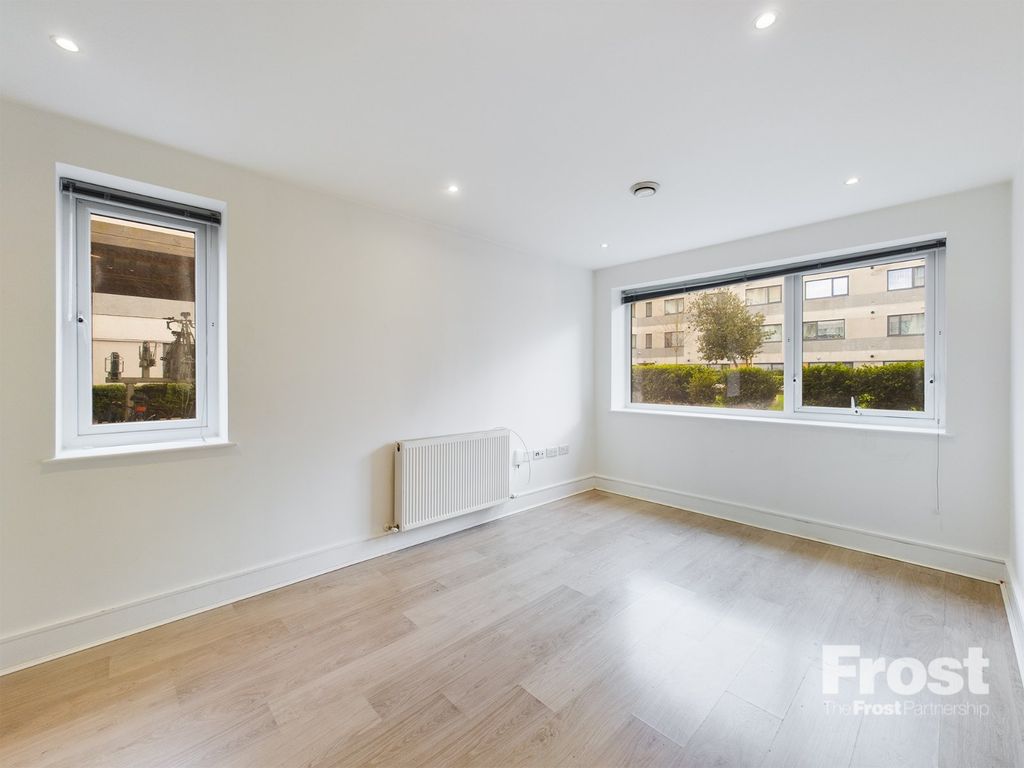 Property photo 2 of 8 Picture No. 17