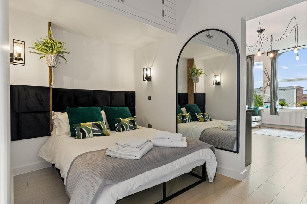 Property photo 2 of 6 Bedroom