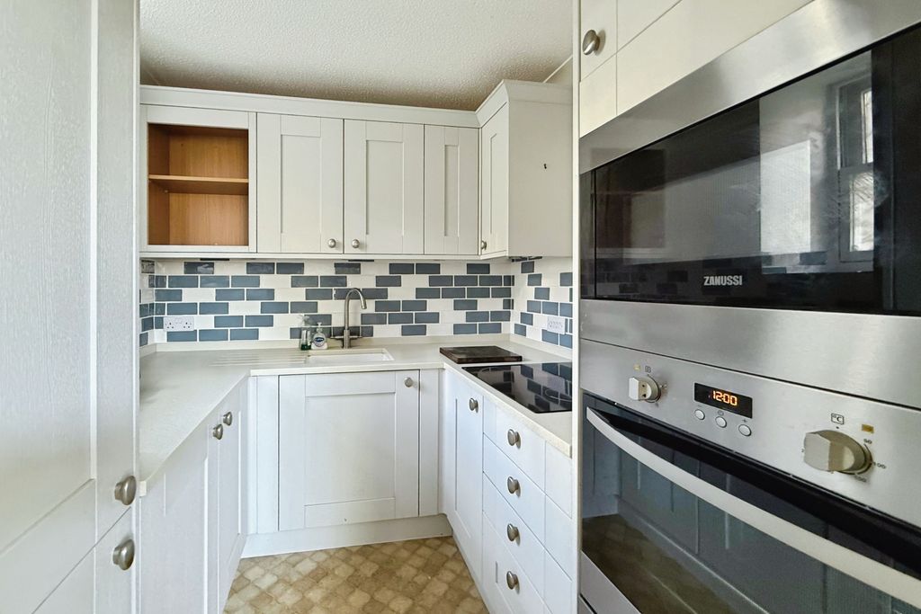 Property photo 2 of 10 Kitchen