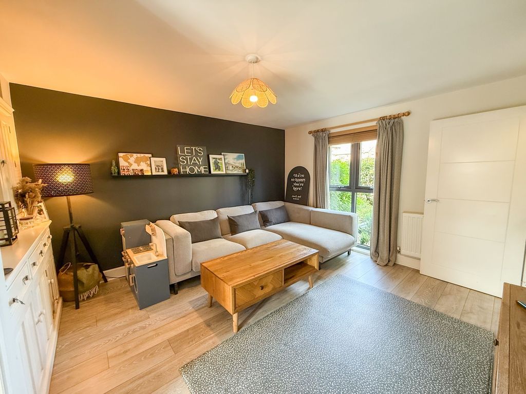 Property photo 2 of 12 Lounge